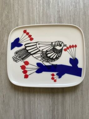 Marimekko Oiva Pakkanen rectangular plate in bird and berry motif